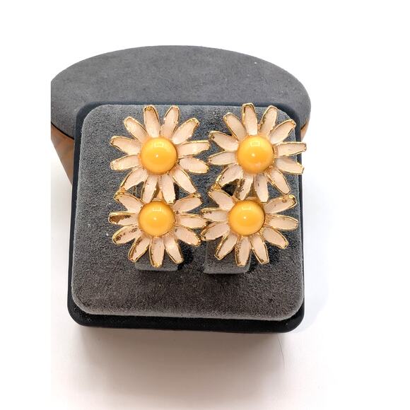 Vintage Signed Weiss Double Daisy White Enamel Yellow Middle Clip On Earrings - Picture 5 of 5